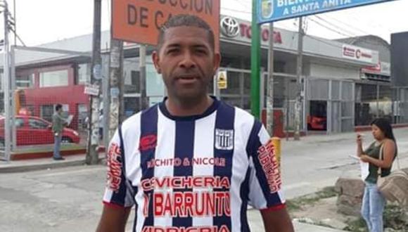 El exjugador confesó que jugó en varios equipos importantes de Primera y Segunda División, y se luce en Facebook con varios jugadores de Alianza Lima,