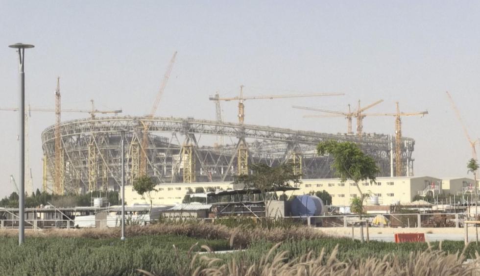 La agencia AFP presenció que las obras de construcción del estadio Lusail, donde se jugará la final del Mundial Qatar 2022, continúan en medio de la pandemia. (Captura: AFP TV)