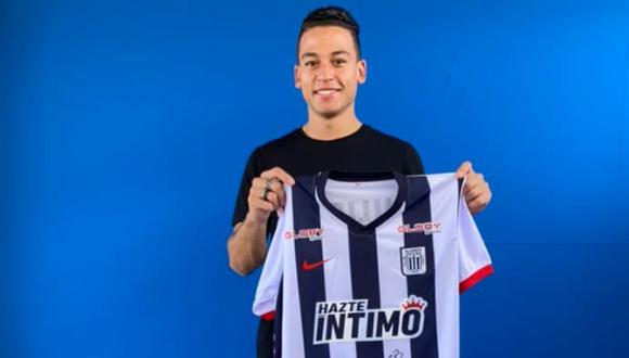 Alianza Lima todavía no oficializa el fichaje de Cristian Benavente, sin embargo, el futbolista ya posa con la camiseta blanquiazul. Foto: Mi Barrunto.