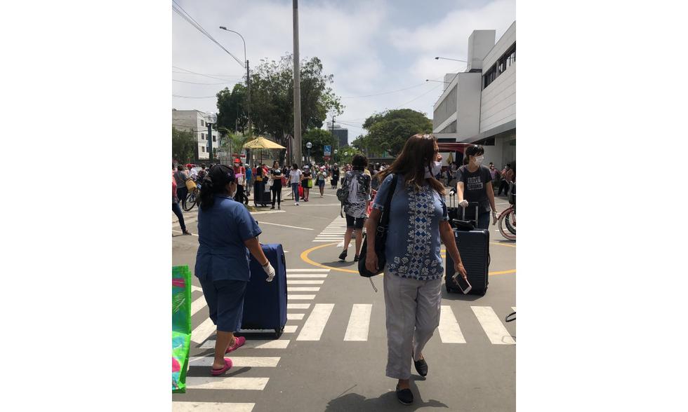 Mujeres hacen largas colas en Wong de Miraflores en medio de la cuarentena. Foto: Twitter