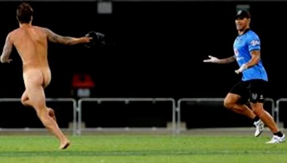 Este nudista se pasó de vueltas en un partido de rugby [VIDEO]