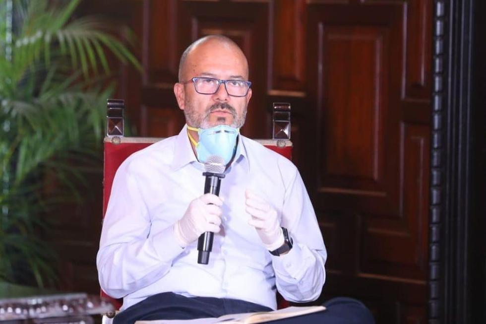 El titular de Salud durante la conferencia de prensa del Ejecutivo para dar alcances del covid-19 en el Perú (Foto: Presidencia)