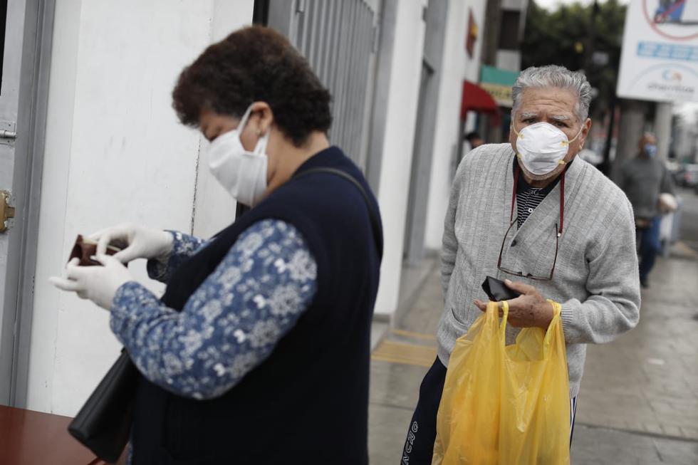 Así lucen las colas en los bancos para cobrar el Bono Familiar Universal: Foto: César Campos / GEC