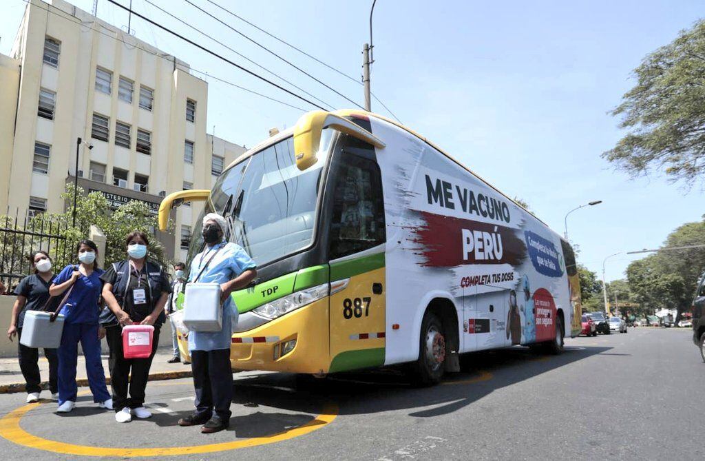 El bus de la vacunación se traslada por diferentes puntos de la capital. Foto: Minsa