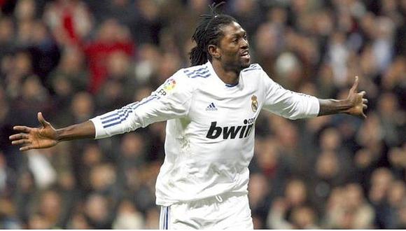 Emmanuel Adebayor adopta a hijo de hermano fallecido