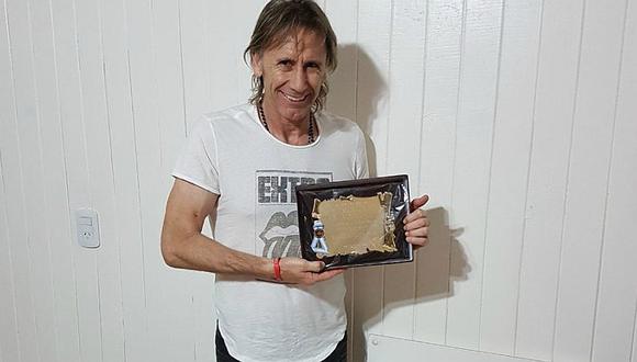 Ricardo Gareca recibe un homenaje por el equipo de su barrio
