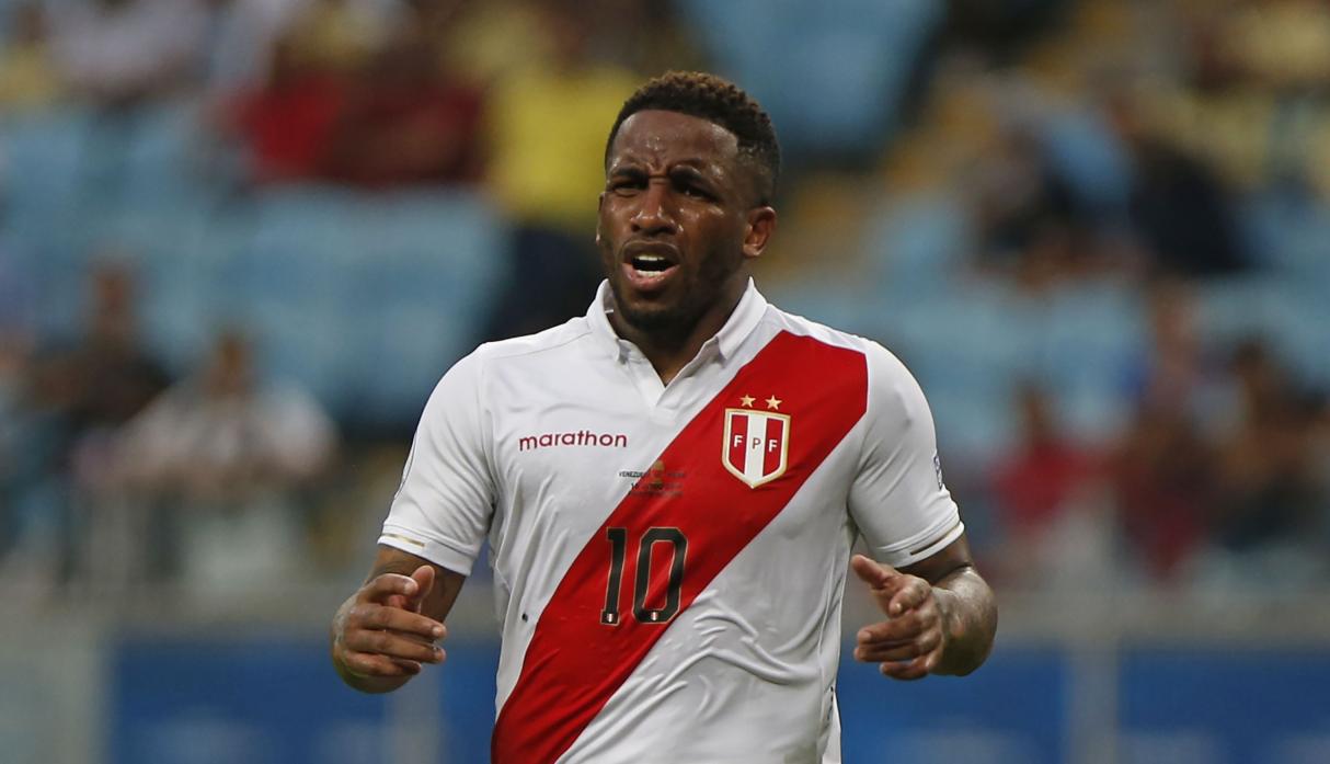 La despedida de Jefferson Farfán a Pedro Pablo 'Perico' León. (Foto: AFP)