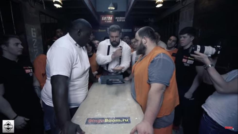 Vasily Kamotsky, campeón mundial de cachetazos, tuvo duro rival en el brasileño Black Papa en una cárcel de Rusia (Captura: Youtube)