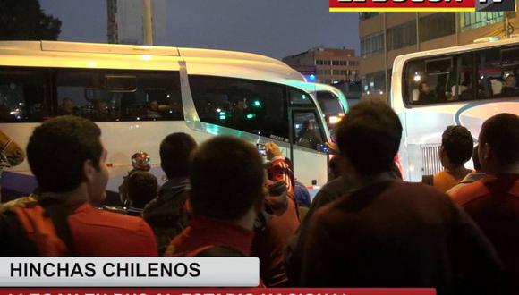Perú Vs Chile: Hinchas chilenos llegan en bus al Estadio Nacional [VIDEO]