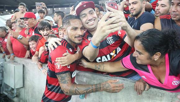 Paolo Guerrero se tomó fotos junto a hinchas de Flamengo en su regreso