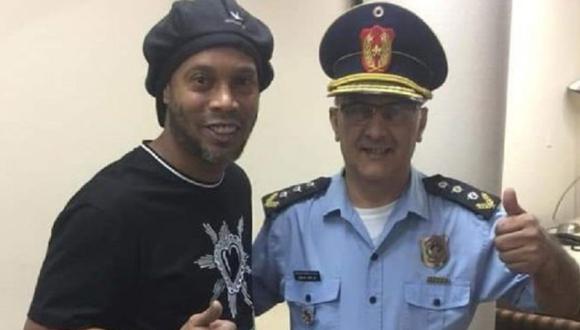 Policías se tomaron fotos con Ronaldinho durante su detención en Paraguay