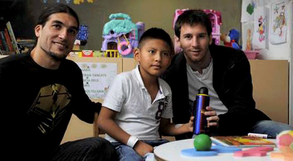Messi entrenó ante 13 mil personas e hizo caridad en el hospital del Mar 
