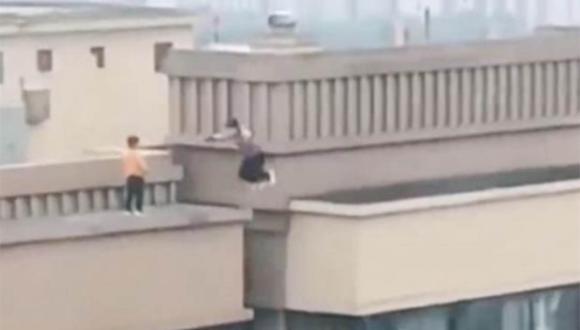 Los adolescentes pusieron en riesgo su vida la practicar parkour desde lo más alto de un edificio.| Foto: @SCMPNews