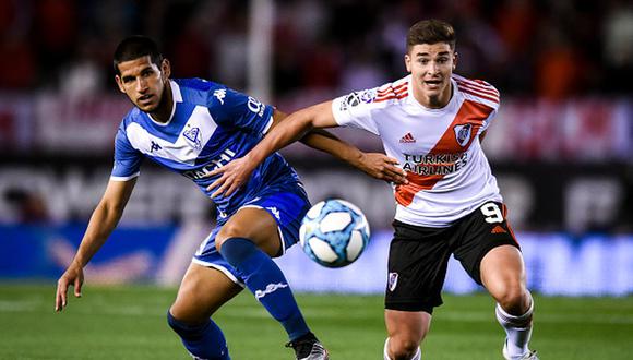 BUENOS AIRES, ARGENTINA - SEPTEMBER 22: Julian Alvarez of River Plate fights for the ball with Luis Abram of Velez Sarsfield during a match between River Plate and Velez Sarsfield as part of Superliga Argentina 2019/20 at Estadio Monumental Antonio Vespucio Liberti on September 22, 2019 in Buenos Aires, Argentina. (Photo by Marcelo Endelli/Getty Images)
