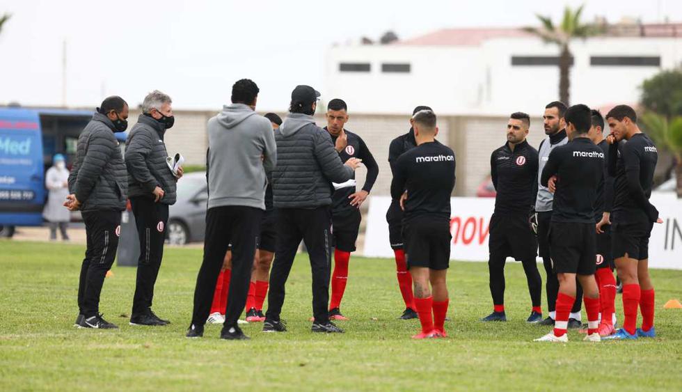 Ángel Comizzo conversa con el equipo de Universitario antes de medirse a Sport Boys. (Foto: @Universitario)