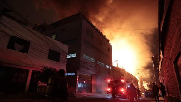 Incendio de grandes proporciones destruyó una fábrica de productos químicos en San Juan de Lurigancho. (Foto: @guzman308 / Twitter)