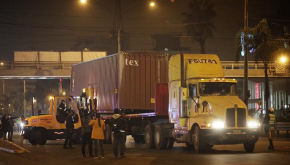 Contenedor de un camión impactó con puente peatonal de San Isidro. (Foto: César Grados / @photo.gec)