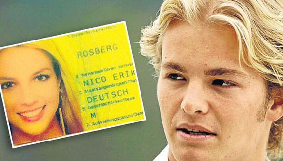 Piloto muestra pasaporte en Dubai con el rostro de Britney Spears