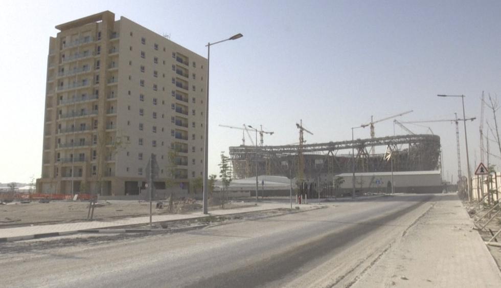 La agencia AFP presenció que las obras de construcción del estadio Lusail, donde se jugará la final del Mundial Qatar 2022, continúan en medio de la pandemia. (Captura: AFP TV)