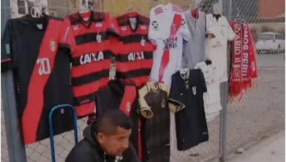 Es la primera persona que aparece a las afueras del Monumental para vender camisetas del River-Flamengo | Foto: Captura