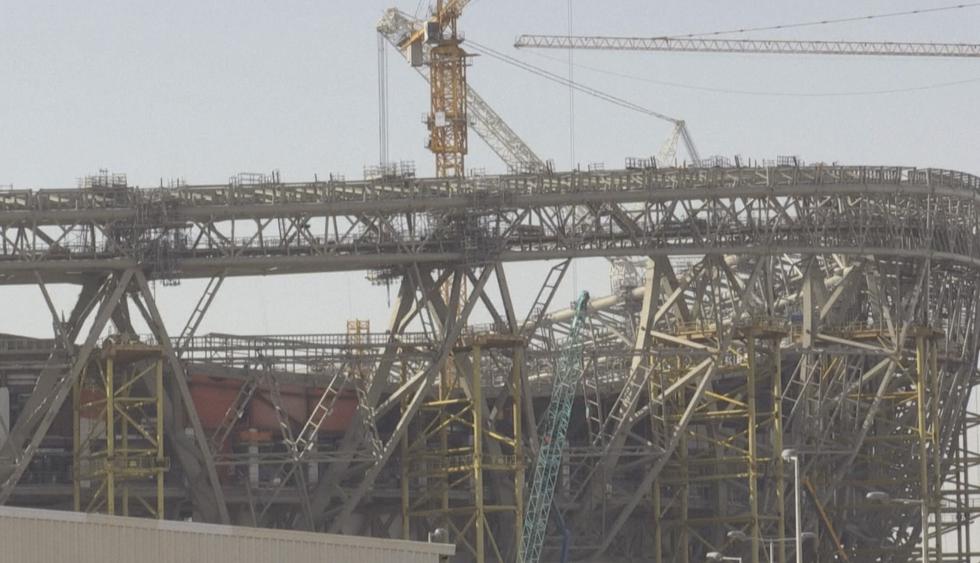 La agencia AFP presenció que las obras de construcción del estadio Lusail, donde se jugará la final del Mundial Qatar 2022, continúan en medio de la pandemia. (Captura: AFP TV)