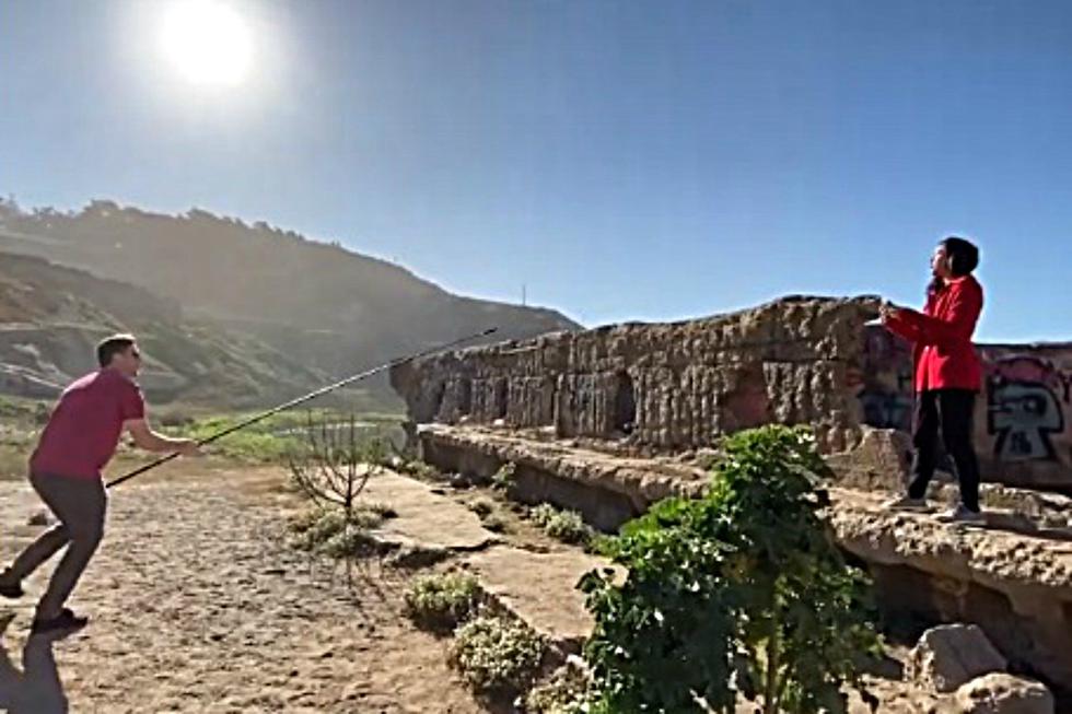 Se viralizó en Facebook el truco de una joven que demostró que no es necesario contar con un drone para realizar tomas espectaculares. (Foto: Captura)