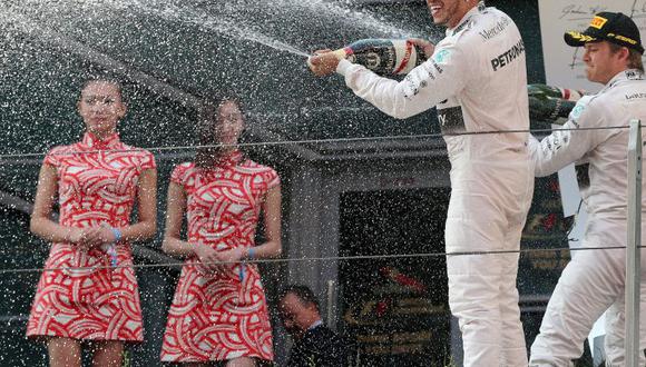 Fórmual Uno: Lewis Hamilton recibe críticas por rociar champán a modelo china