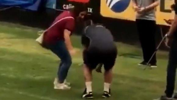 Diego Maradona da clases de baile a mujer en pleno entrenamiento [VIDEO]