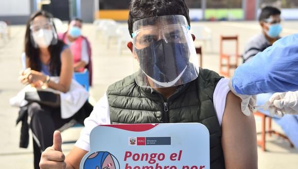 Vacunación contra el coronavirus a jóvenes de 22 años a más avanza en la región Tacna. Foto: Diresa Tacna