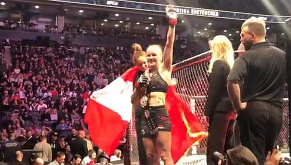 ​UFC: Valentina Shevchenko celebró su título con la bandera peruana y un paso de baile
