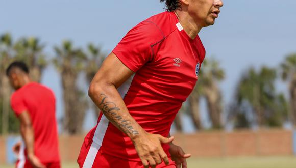 Roberto Ovelar juega  en Deportivo Municipal.