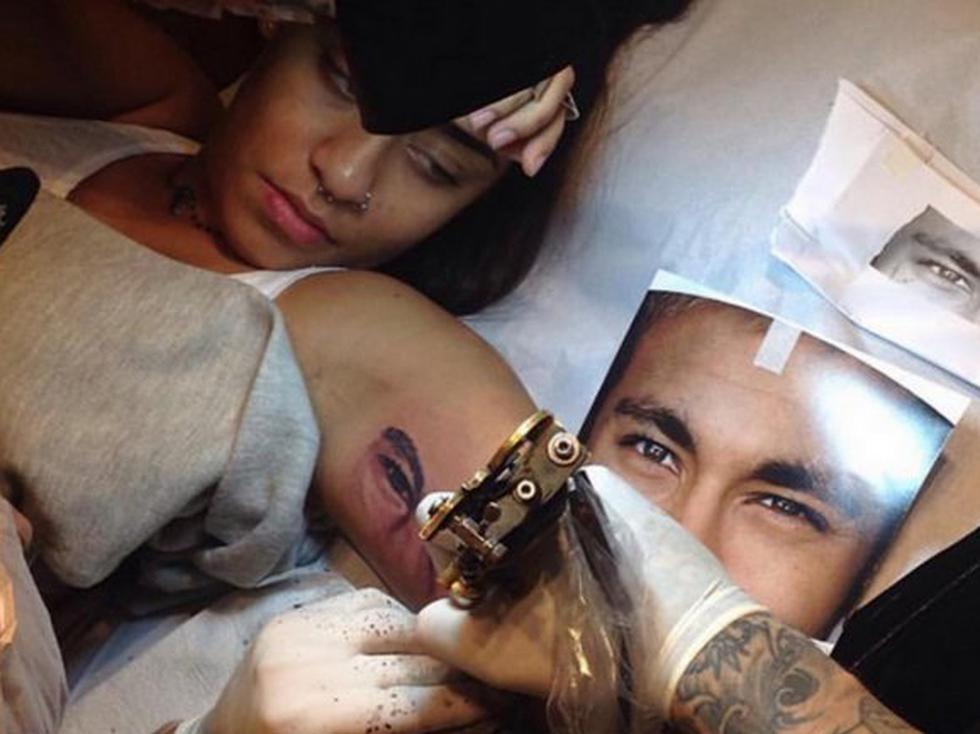 La hermana de Neymar se tatuó el rostro del jugador de Barcelona [FOTOS]