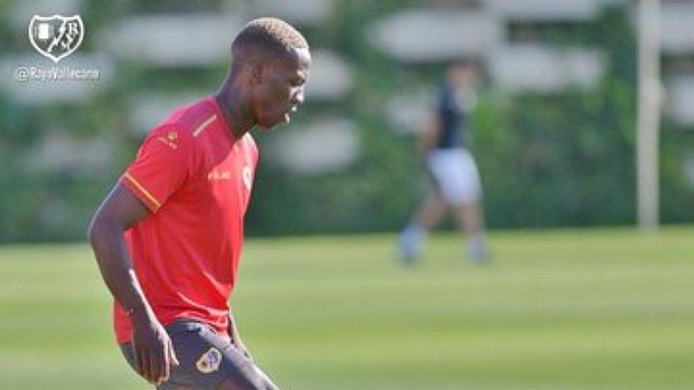 ¡ES OFICIAL! Club español oficializa vía Twitter el fichaje de Luis Advíncula hasta el 2022 | FOTOS