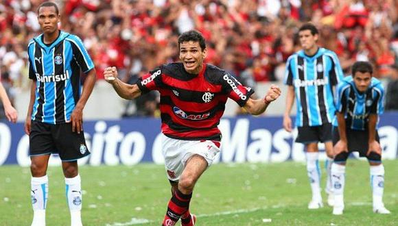 Douglas Costa reveló que su equipo se dejó ganar para que Flamengo sea campeón