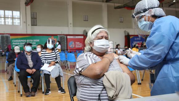 El Ministerio de Salud realiza una vacunación contra el COVID-19 a los adultos mayores. (Foto: Minsa)