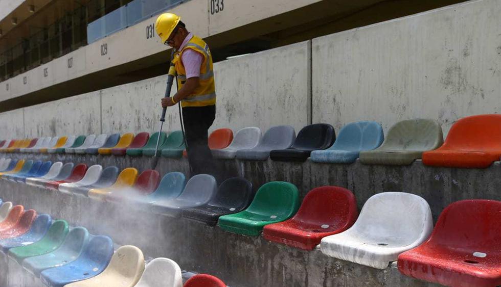 Las tribunas empezaron a limpiarse para la gran final de América. (Foto: Fernando Sangama)