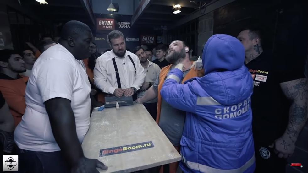 Vasily Kamotsky, campeón mundial de cachetazos, tuvo duro rival en el brasileño Black Papa en una cárcel de Rusia (Captura: Youtube)