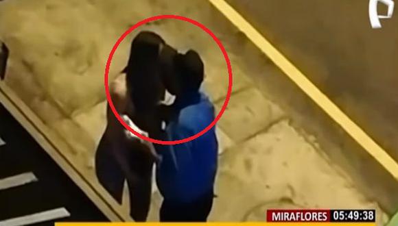 Imágenes registradas por cámaras de seguridad muestran a sereno de Miraflores besando a una intervenida. (Foto: Captura: Buenos Día Perú)