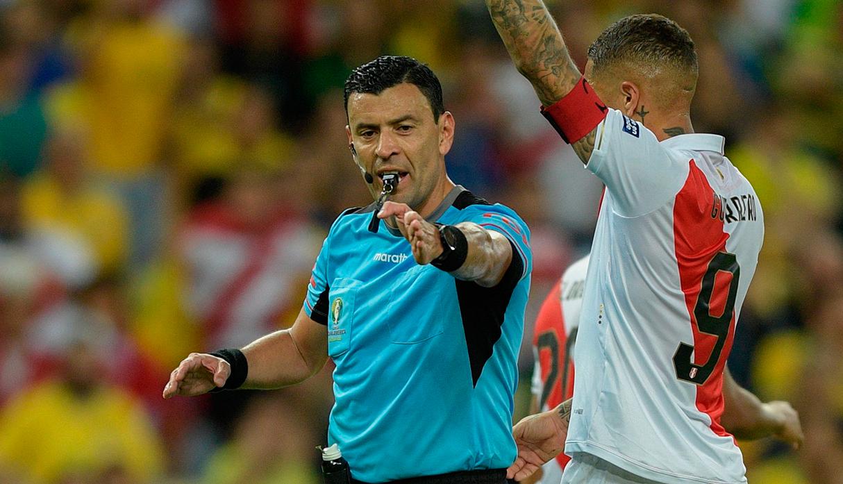 Roberto Tobar dirigió la final de la Copa América entre Perú vs. Brasil. (Foto. AFP)