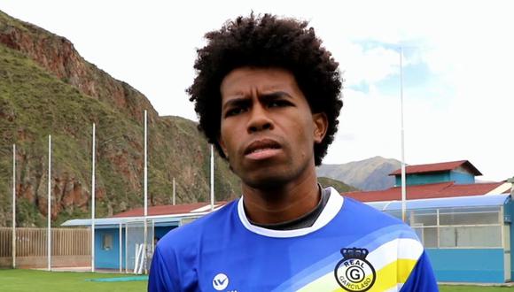 El futbolista Julio Landauri denunció que colegios rechazaron a sus hijos por tener el cabello afro.