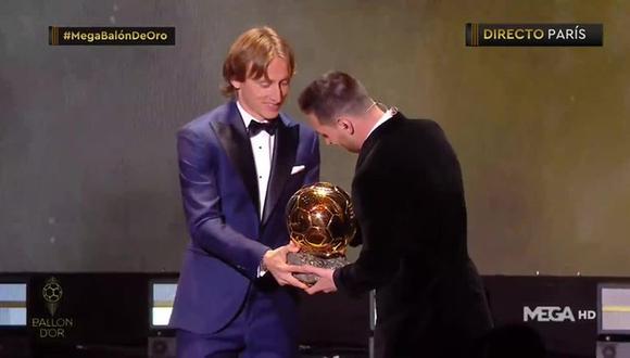 Luka Modric entregó el Balón de Oro a Lionel Messi. (Foto: Captura de Mega)