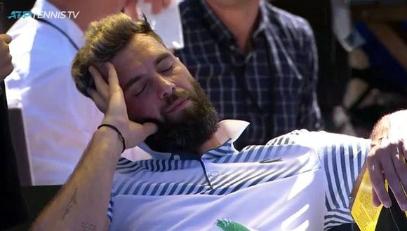 Tenista viajó 30 horas a Nueva Zelanda y se quedó dormido en pleno partido