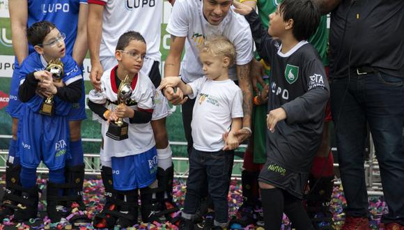 Neymar demuestra su buen corazón con niños discapacitados
