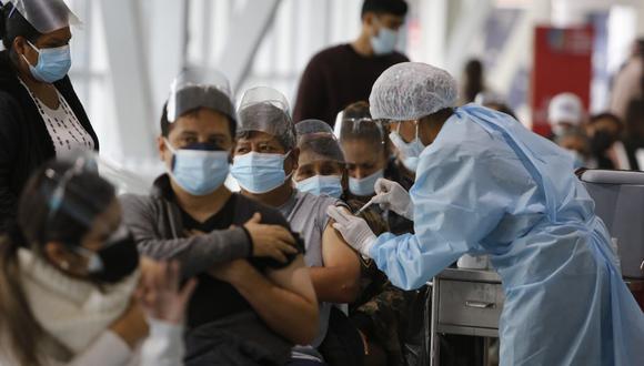 La vacunación a nivel nacional contra el coronavirus continúa. A la fecha, en Lima y Callao se inmunizan a mayores de 21 años. Foto: GEC