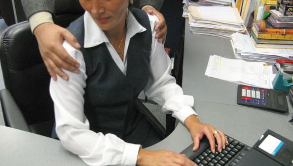 El acoso sexual en el trabajo puede darse a través del contacto físico y/o virtual como llamadas y mensajes a través de correos electrónicos o plataformas de redes sociales. (Foto referencial / USI)