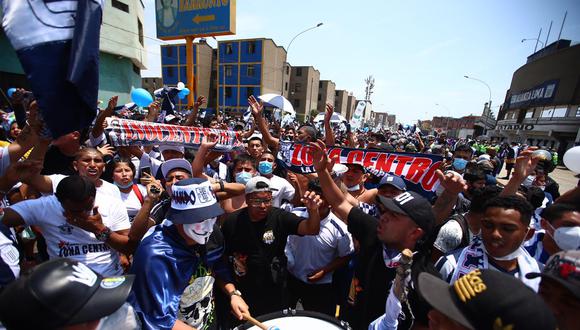 Los aficionados llegaron desde muy temprano al Estadio Matute para realizar un banderazo y señalaron que luego se irán hacia el Estadio Nacional, donde Alianza se enfrentará con Sport Huancayo a las 3:00 p.m. Foto: HugoCurotto / @photo.gec
