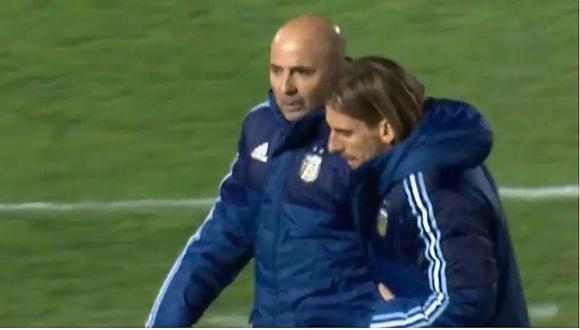 Jorge Sampaoli discutió con técnico de televisión por patear micrófono [VIDEO]