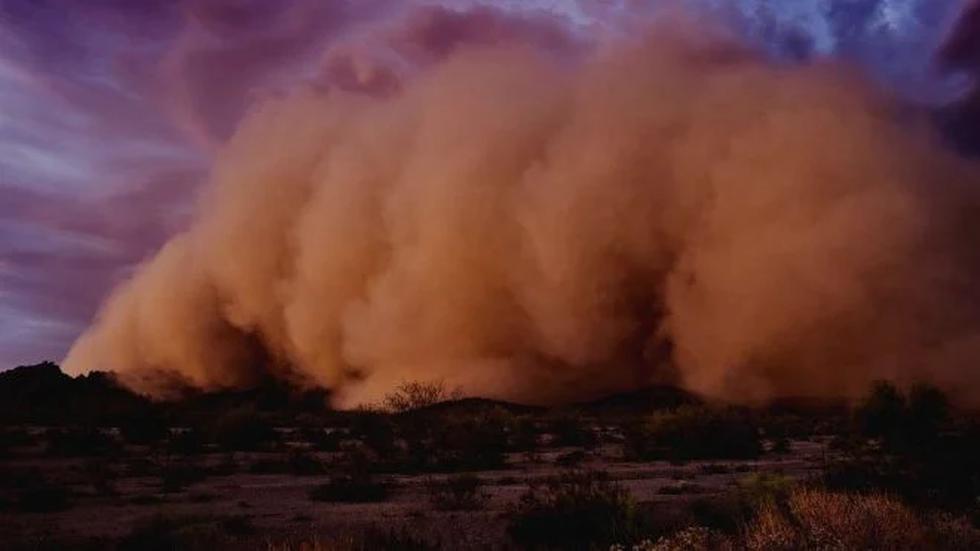 El Centro Nacional de Prevención de Desastres (Cenapred) indicó que “es una masa de aire muy seca y cargada de polvo que se forma sobre el desierto del Sahara, principalmente en el verano, y se mueve hacia el océano Atlántico cada tres a cinco días”. FOTO: Difusión