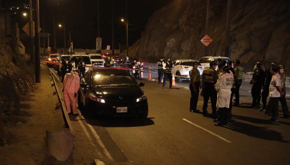 Asesinan a dos personas dentro de su vehículo en la avenida Raúl Ferrero, en La Molina. Foto: GEC