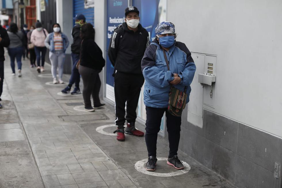 Así lucen las colas en los bancos para cobrar el Bono Familiar Universal: Foto: César Campos / GEC